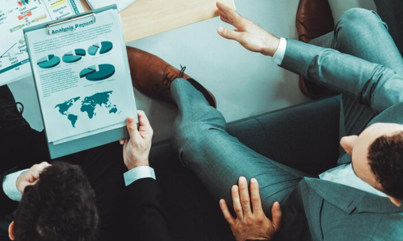 Investor Communication & Pitch Design service image